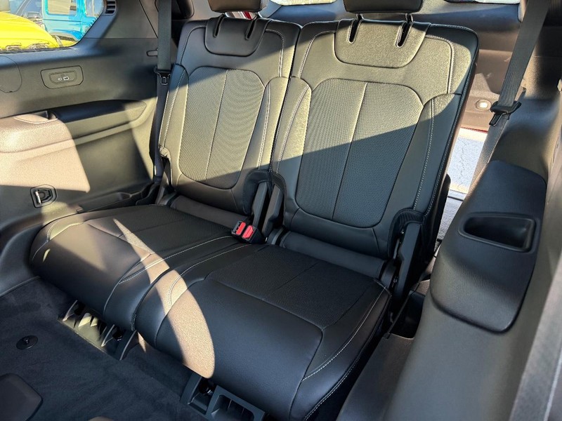 Jeep Grand Cherokee L Vehicle Full-screen Gallery Image 9