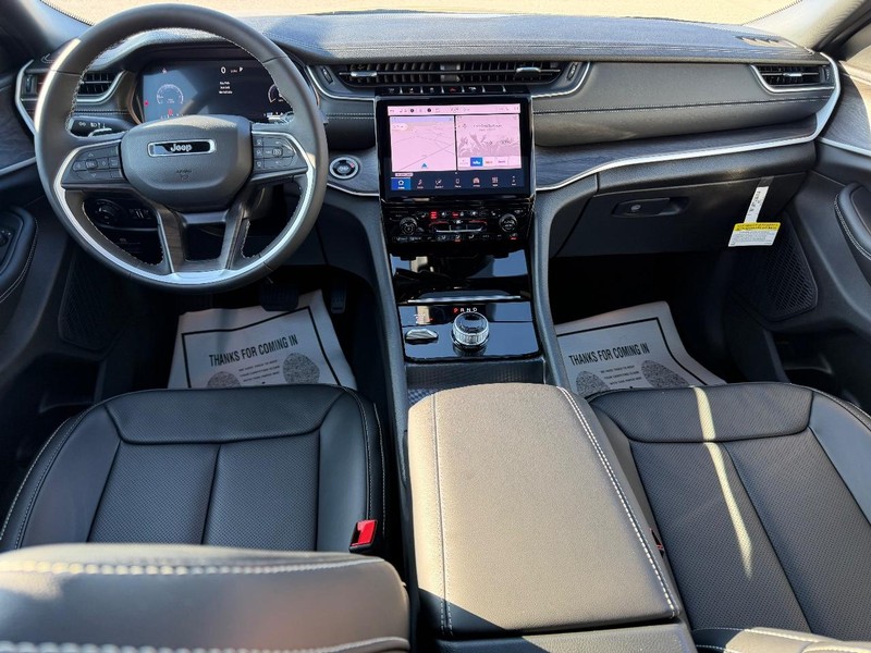 Jeep Grand Cherokee L Vehicle Full-screen Gallery Image 13