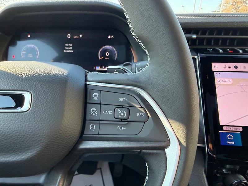 Jeep Grand Cherokee L Vehicle Full-screen Gallery Image 16