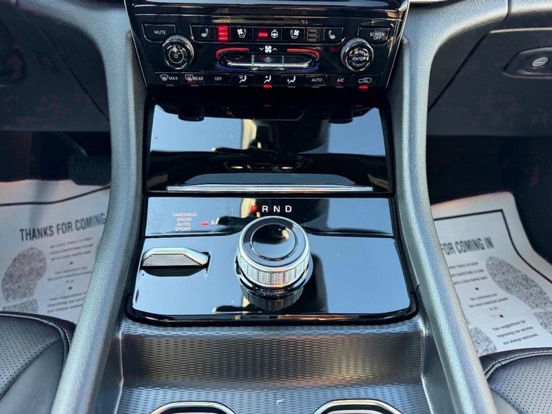 Jeep Grand Cherokee L Vehicle Full-screen Gallery Image 19