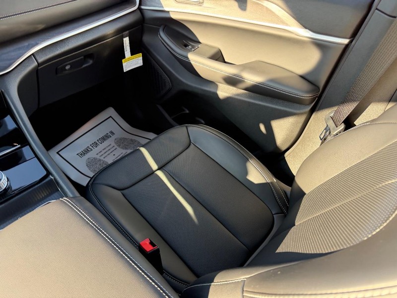 Jeep Grand Cherokee L Vehicle Full-screen Gallery Image 20