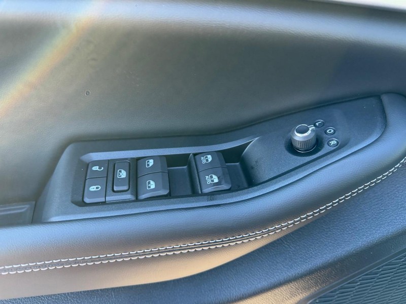 Jeep Grand Cherokee L Vehicle Full-screen Gallery Image 21