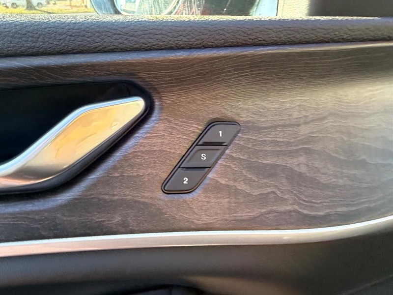 Jeep Grand Cherokee L Vehicle Full-screen Gallery Image 22