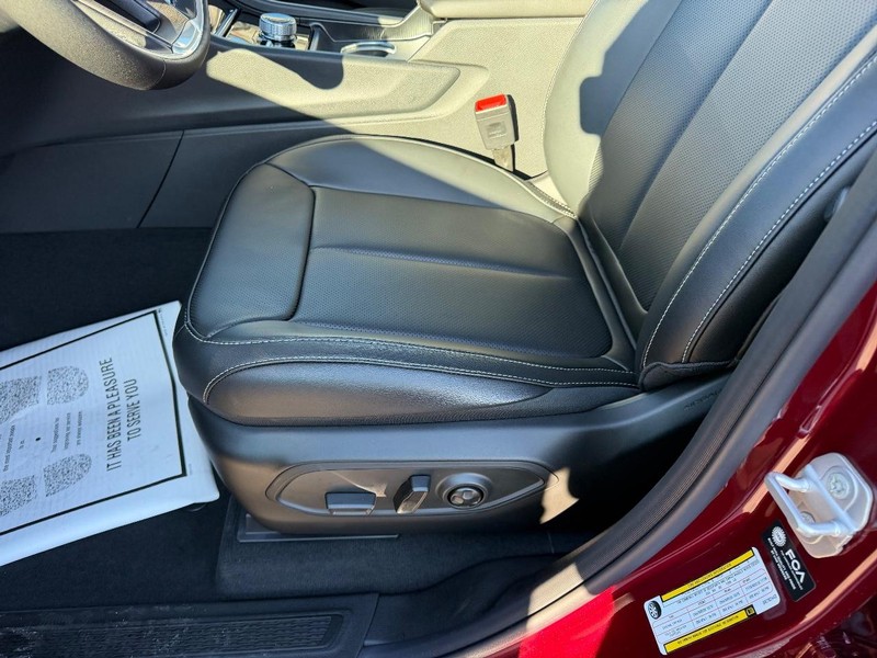 Jeep Grand Cherokee L Vehicle Full-screen Gallery Image 23