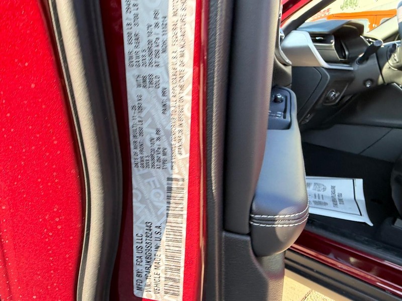 Jeep Grand Cherokee L Vehicle Full-screen Gallery Image 26