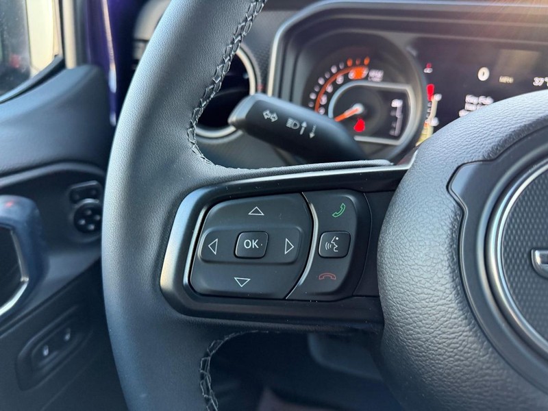 Jeep Wrangler Vehicle Full-screen Gallery Image 11