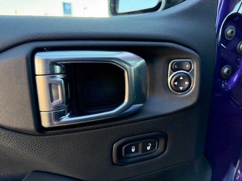 Jeep Wrangler Vehicle Full-screen Gallery Image 16