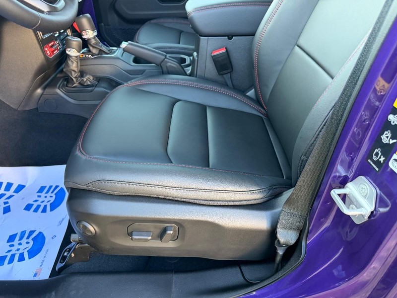 Jeep Wrangler Vehicle Full-screen Gallery Image 17