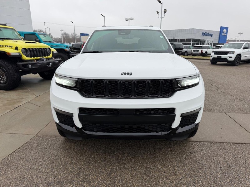 Jeep Grand Cherokee L Vehicle Full-screen Gallery Image 2