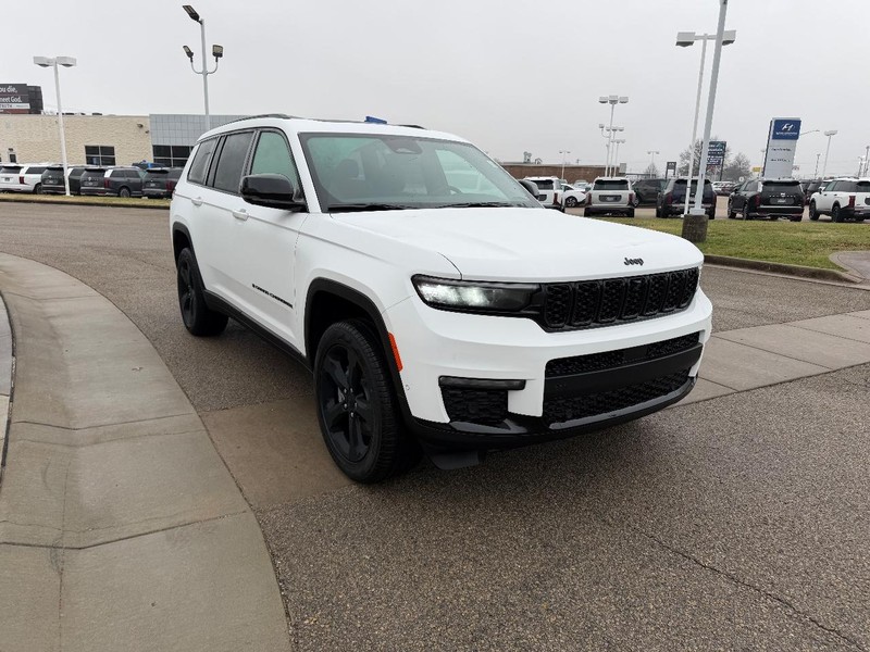 Jeep Grand Cherokee L Vehicle Full-screen Gallery Image 3