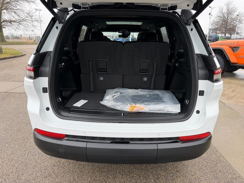 Jeep Grand Cherokee L Vehicle Full-screen Gallery Image 6