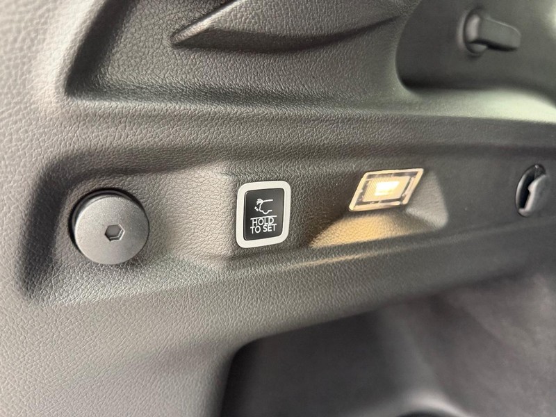 Jeep Grand Cherokee L Vehicle Full-screen Gallery Image 7