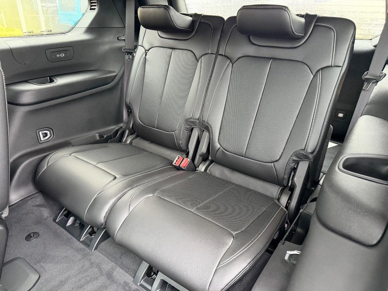 Jeep Grand Cherokee L Vehicle Full-screen Gallery Image 9