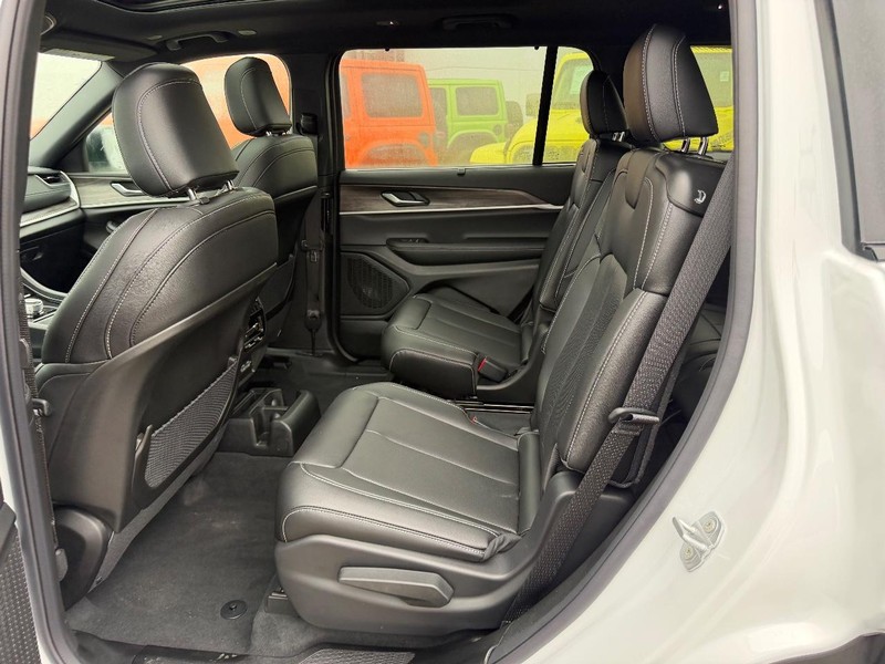 Jeep Grand Cherokee L Vehicle Full-screen Gallery Image 10