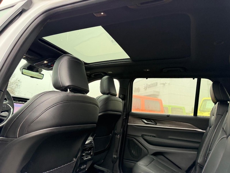 Jeep Grand Cherokee L Vehicle Full-screen Gallery Image 11