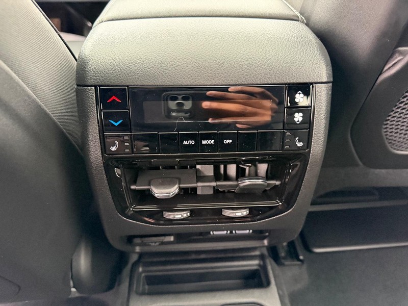 Jeep Grand Cherokee L Vehicle Full-screen Gallery Image 12