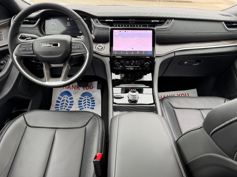 Jeep Grand Cherokee L Vehicle Full-screen Gallery Image 13