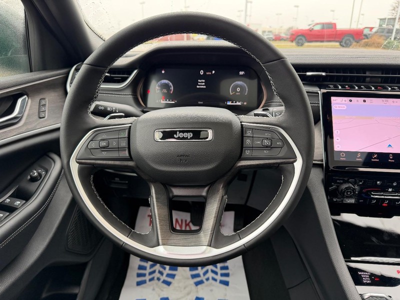 Jeep Grand Cherokee L Vehicle Full-screen Gallery Image 14