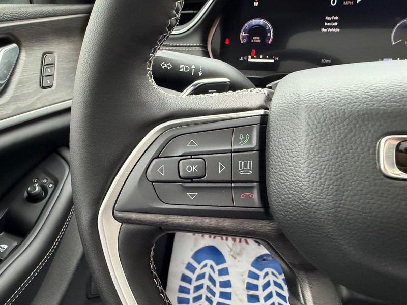 Jeep Grand Cherokee L Vehicle Full-screen Gallery Image 15