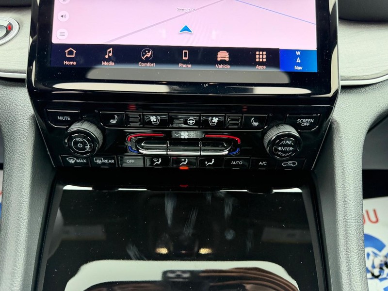 Jeep Grand Cherokee L Vehicle Full-screen Gallery Image 18