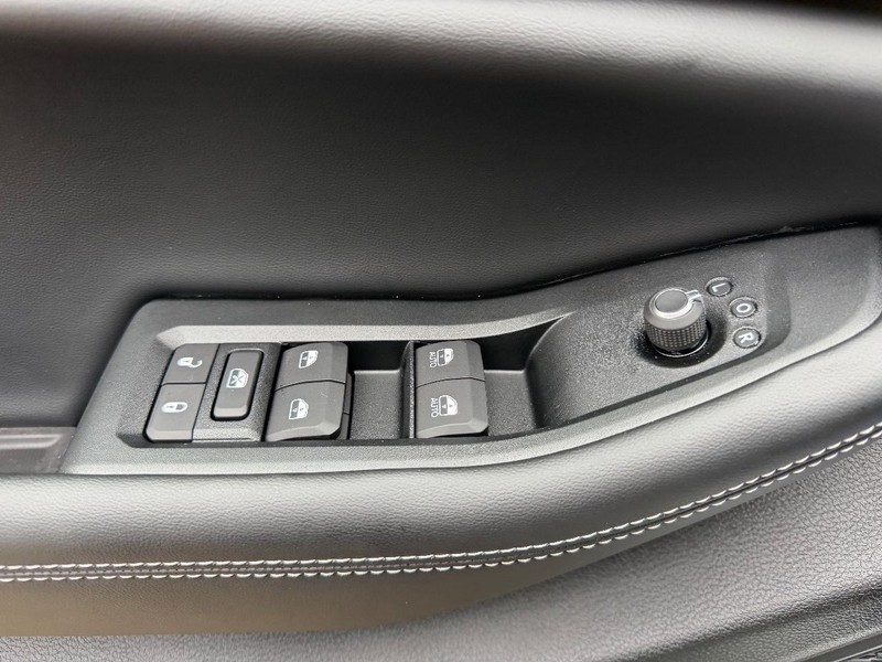 Jeep Grand Cherokee L Vehicle Full-screen Gallery Image 21