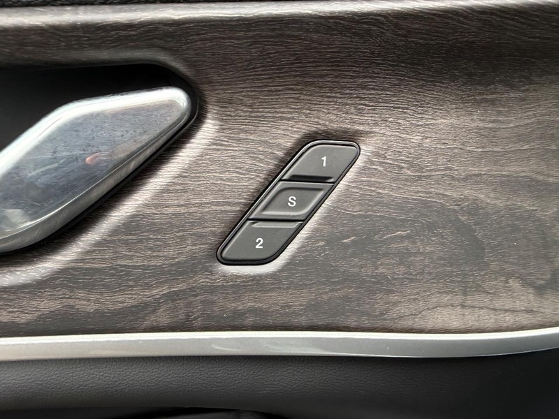 Jeep Grand Cherokee L Vehicle Full-screen Gallery Image 22