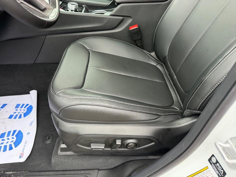 Jeep Grand Cherokee L Vehicle Full-screen Gallery Image 23