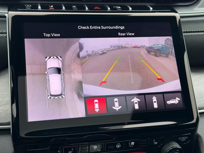 Jeep Grand Cherokee L Vehicle Full-screen Gallery Image 25