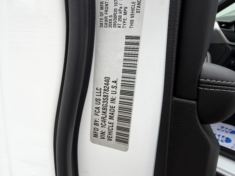 Jeep Grand Cherokee L Vehicle Full-screen Gallery Image 26