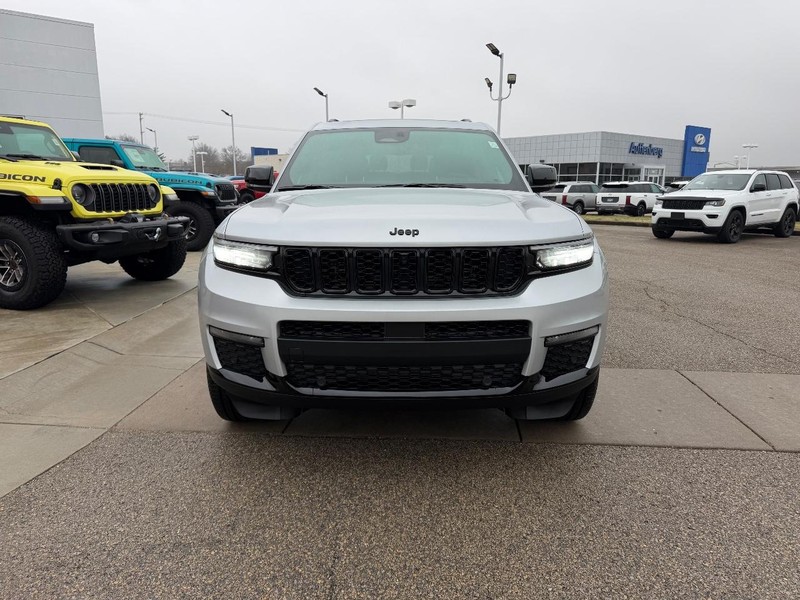 Jeep Grand Cherokee L Vehicle Full-screen Gallery Image 2