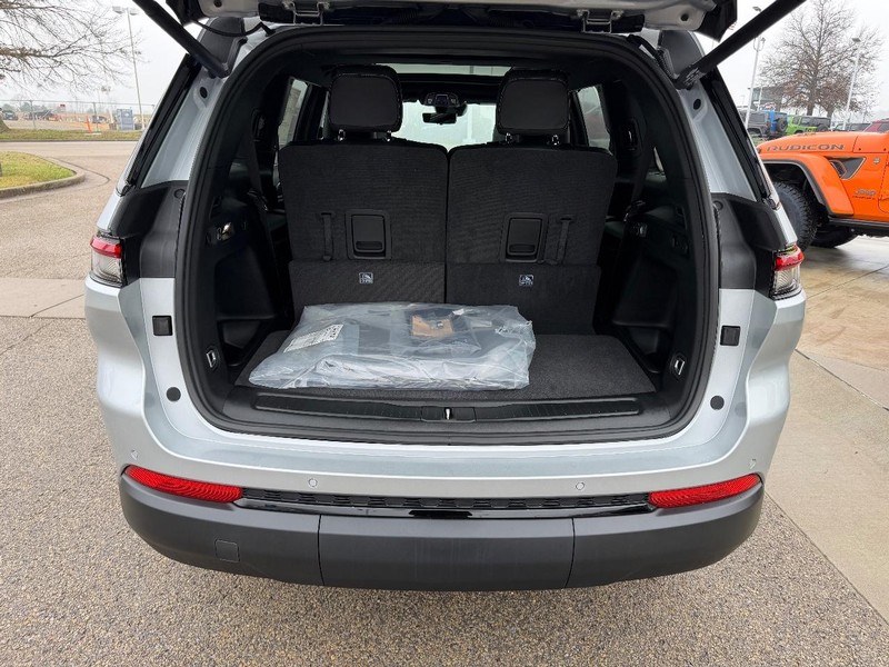 Jeep Grand Cherokee L Vehicle Full-screen Gallery Image 6