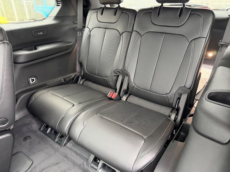 Jeep Grand Cherokee L Vehicle Full-screen Gallery Image 9