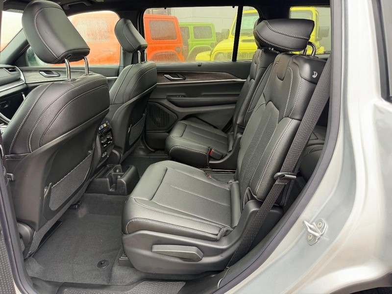 Jeep Grand Cherokee L Vehicle Full-screen Gallery Image 10