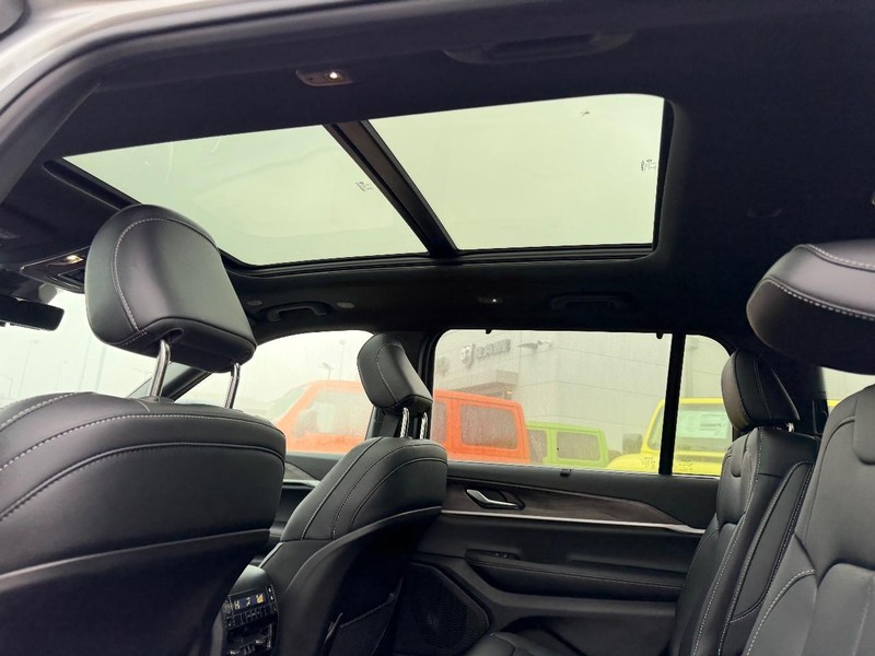 Jeep Grand Cherokee L Vehicle Full-screen Gallery Image 11