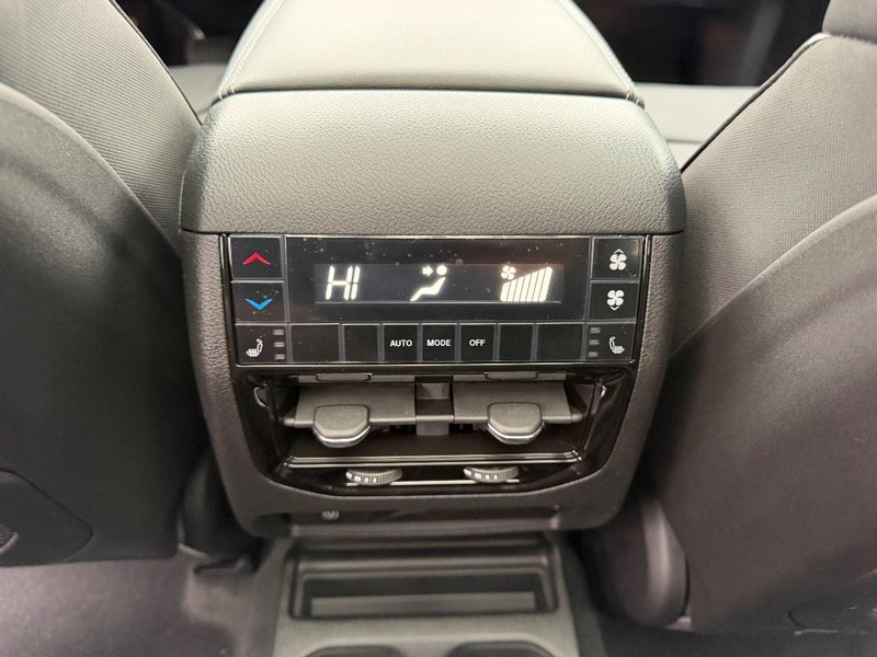 Jeep Grand Cherokee L Vehicle Full-screen Gallery Image 12