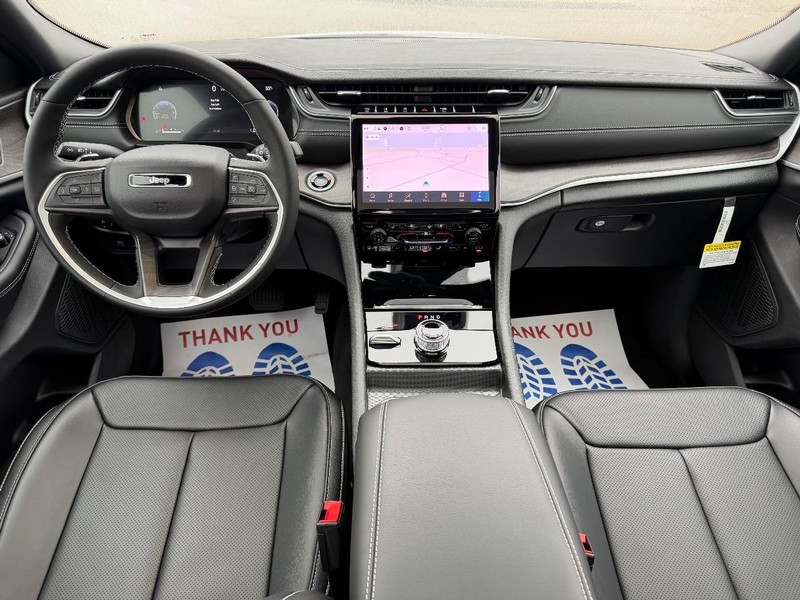 Jeep Grand Cherokee L Vehicle Full-screen Gallery Image 13