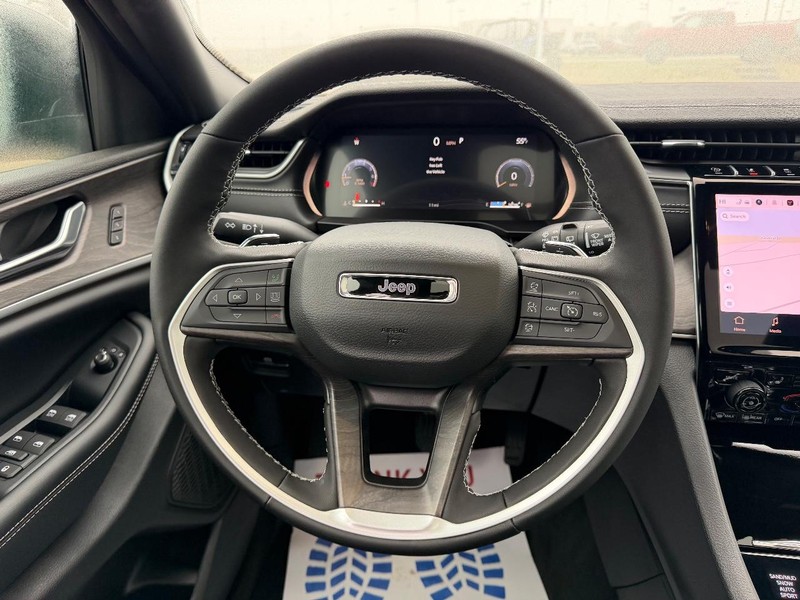 Jeep Grand Cherokee L Vehicle Full-screen Gallery Image 14