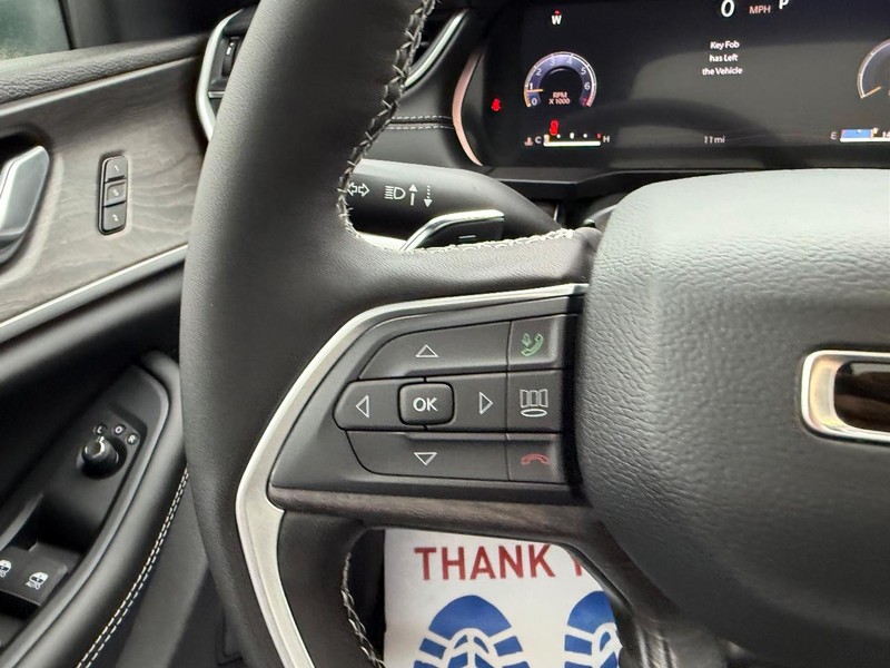 Jeep Grand Cherokee L Vehicle Full-screen Gallery Image 15