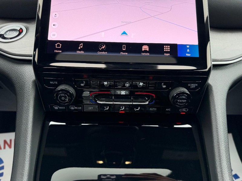 Jeep Grand Cherokee L Vehicle Full-screen Gallery Image 18