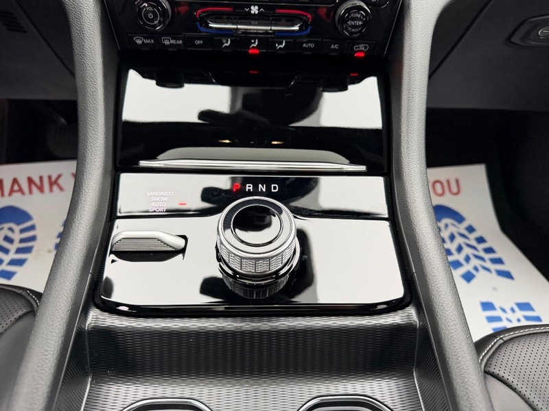 Jeep Grand Cherokee L Vehicle Full-screen Gallery Image 19