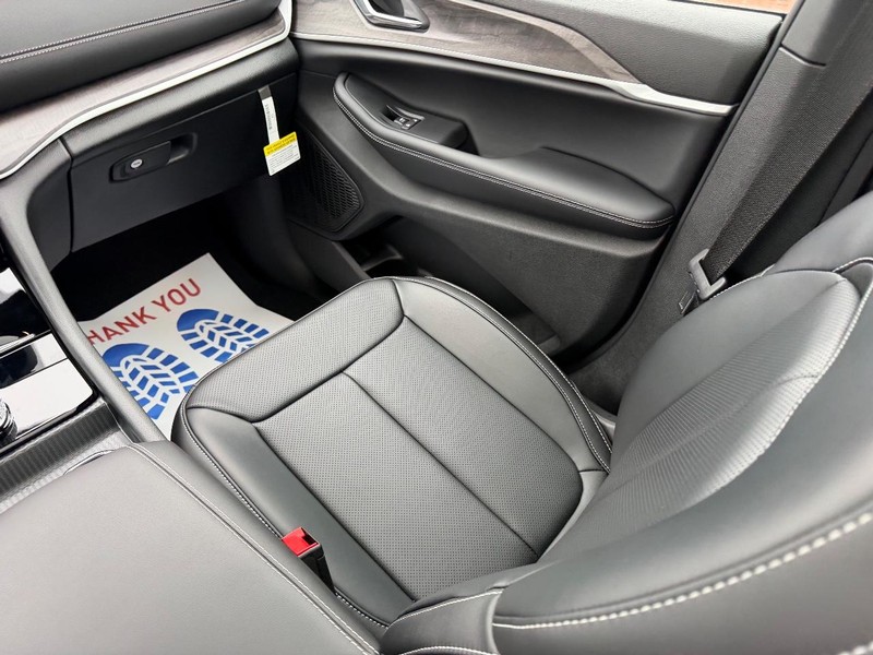 Jeep Grand Cherokee L Vehicle Full-screen Gallery Image 20