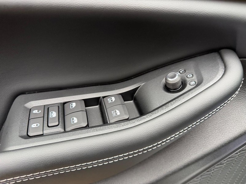 Jeep Grand Cherokee L Vehicle Full-screen Gallery Image 21