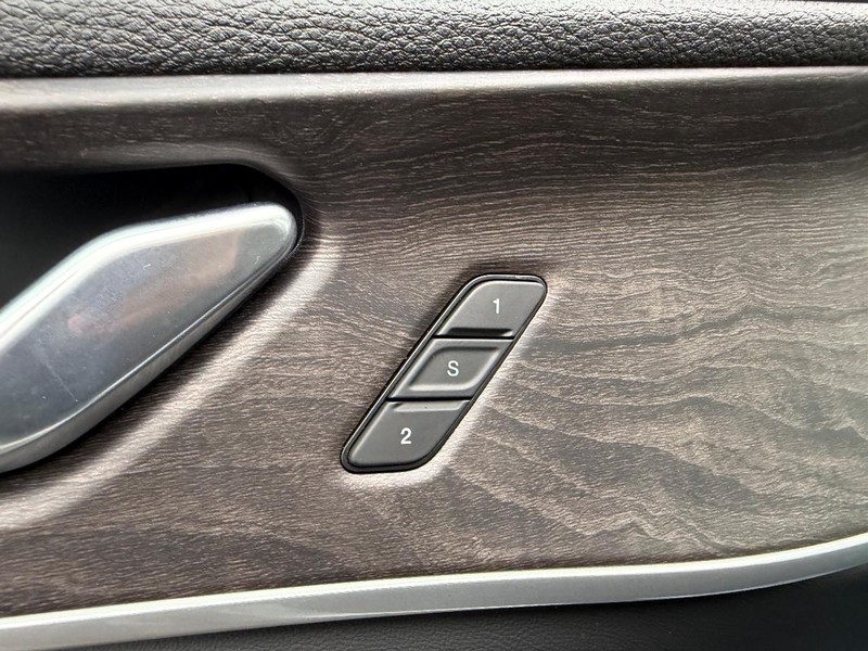 Jeep Grand Cherokee L Vehicle Full-screen Gallery Image 22