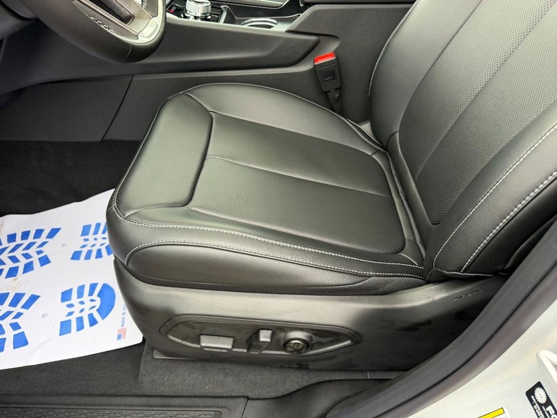 Jeep Grand Cherokee L Vehicle Full-screen Gallery Image 23