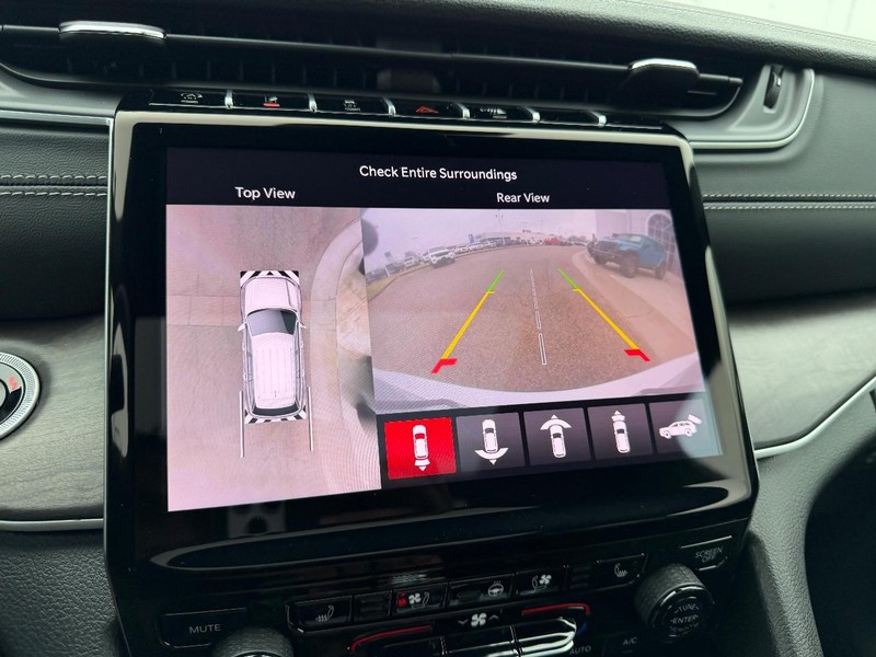 Jeep Grand Cherokee L Vehicle Full-screen Gallery Image 25