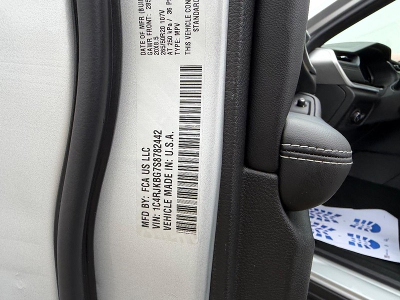 Jeep Grand Cherokee L Vehicle Full-screen Gallery Image 26