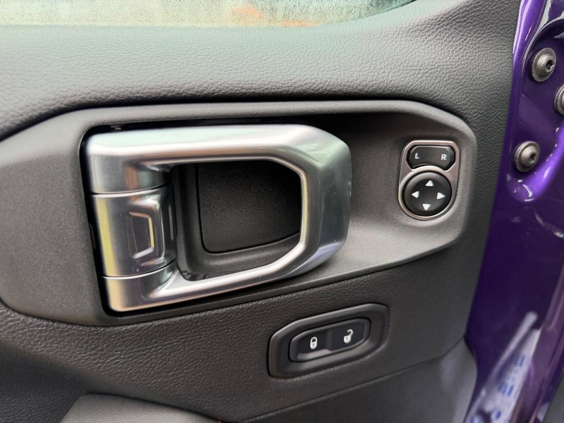 Jeep Gladiator Vehicle Full-screen Gallery Image 18