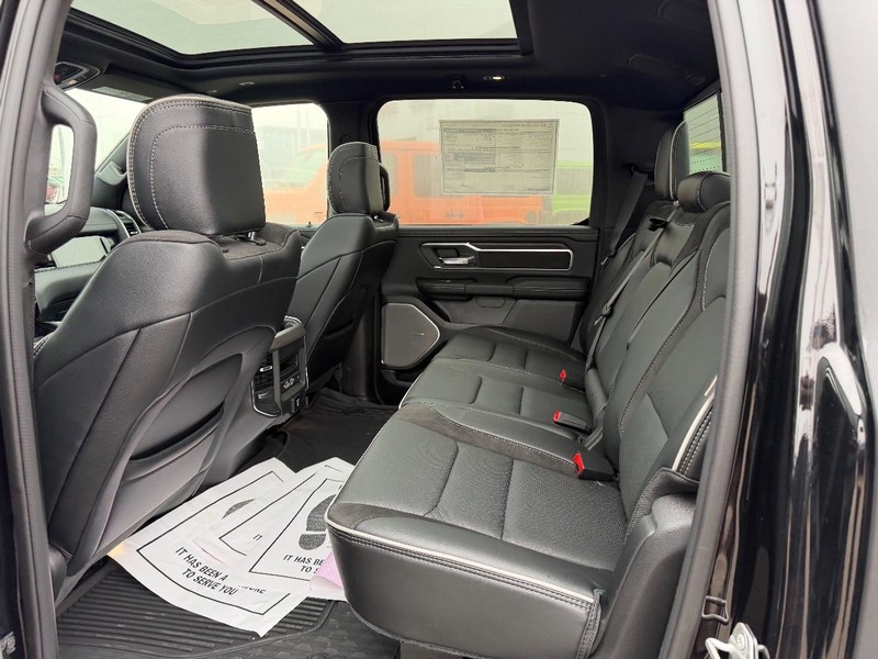 Ram 1500 Vehicle Full-screen Gallery Image 8