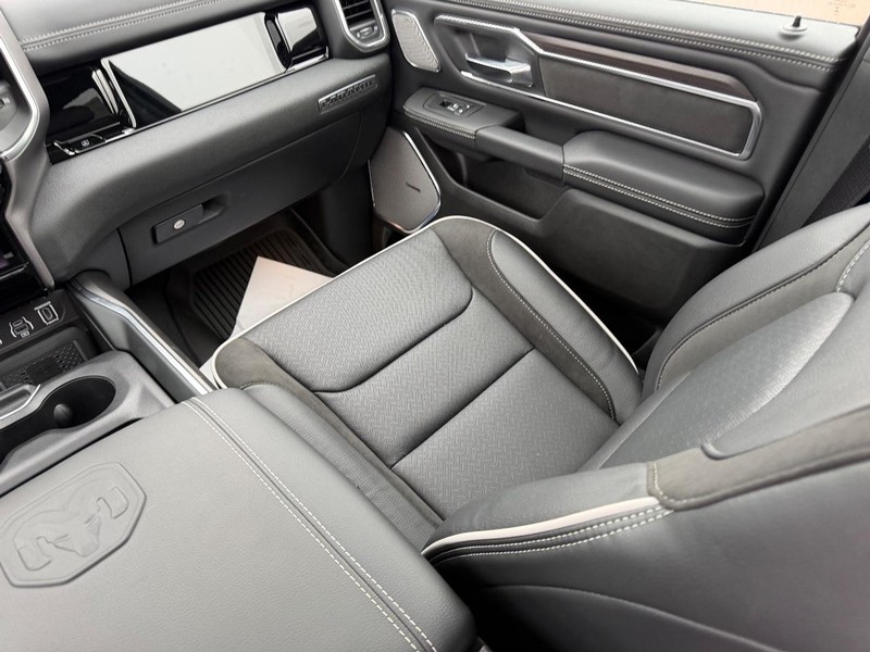 Ram 1500 Vehicle Full-screen Gallery Image 17