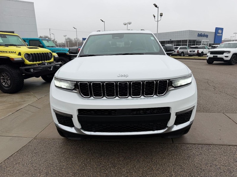 Jeep Grand Cherokee L Vehicle Full-screen Gallery Image 2